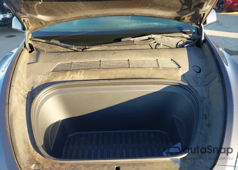 2021 Tesla Model Y Long Range Dual Motor All-Wheel Drive z USA, uszkodzony, nr VIN 5YJYGDEE6MF233902